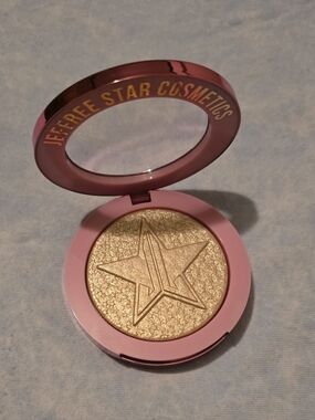 Wet Dream Jeffree Star Supreme Frost Highlighter — Pink Compact, Champagne Gold
